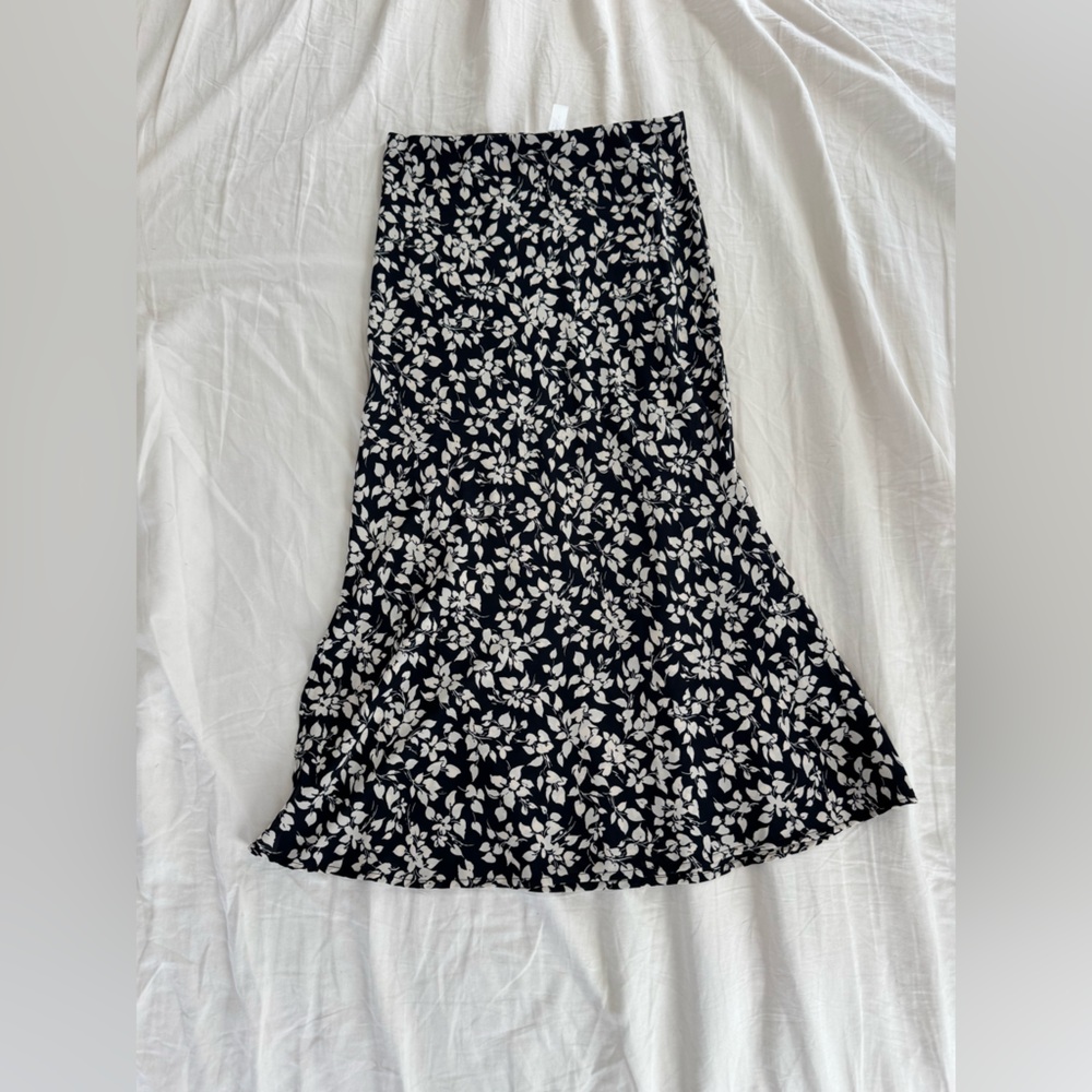 Mahina Black and White Leaf Print Midi Skirt